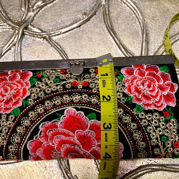 Embroidered Multi Color Floral Wallet 4 Open 1 Zip Pocket 8 Card Slots Clutch - Picture 10 of 12